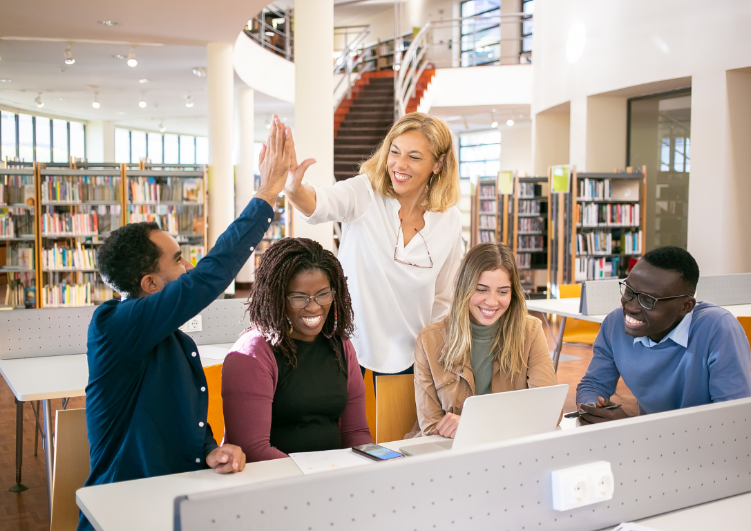 Étudiants concentrés